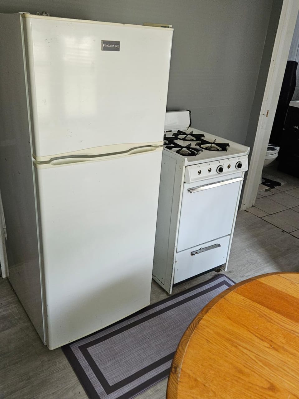 Kitchen or kitchenette, oven, stove