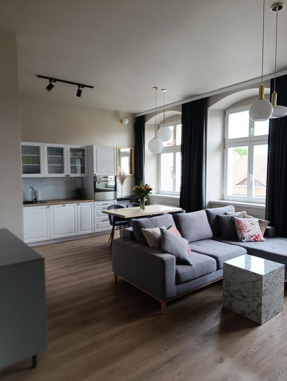 Kitchen or kitchenette, Living room, Seating area, Dining area