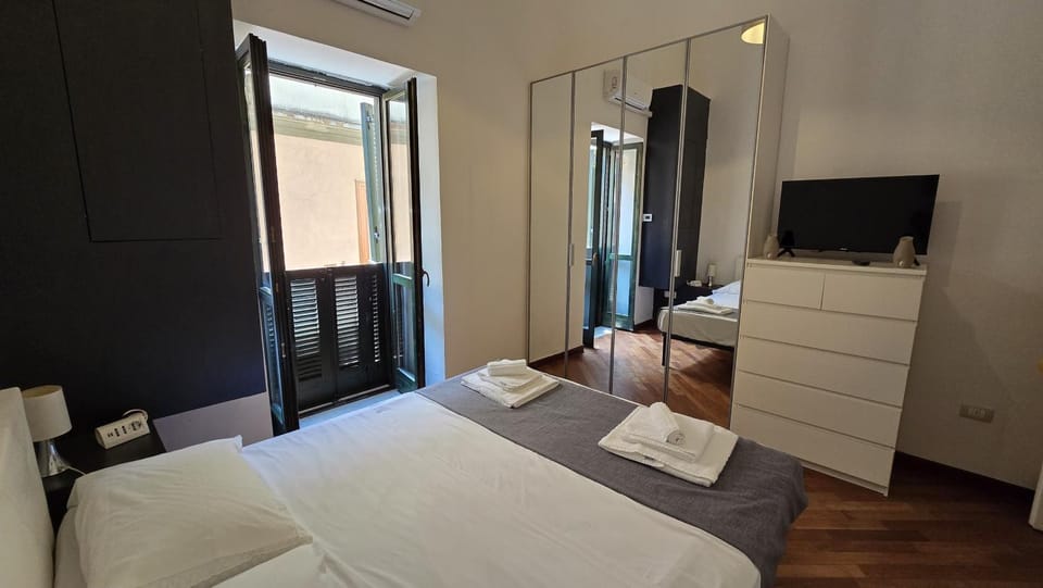Bed, TV and multimedia, Photo of the whole room, Bedroom, wardrobe, air conditioner