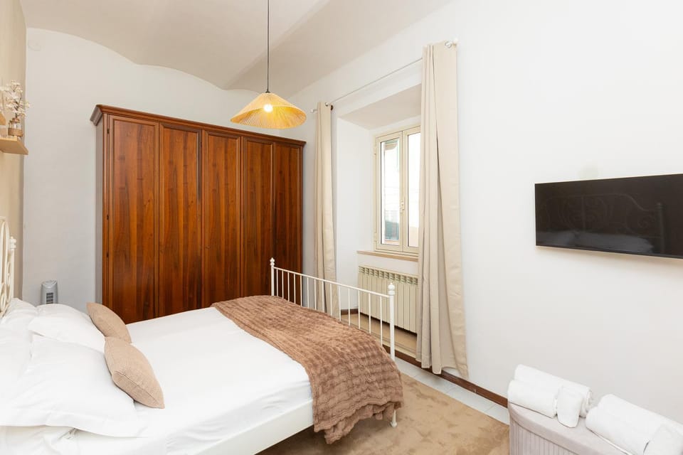 Bed, TV and multimedia, Photo of the whole room, Bedroom, towels, wardrobe