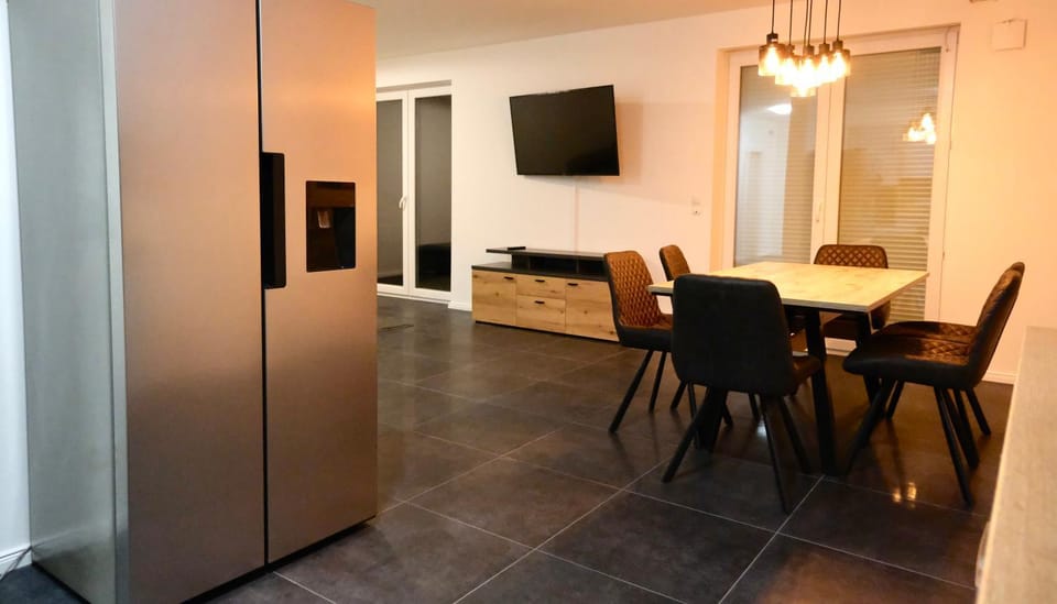 TV and multimedia, Seating area, Dining area
