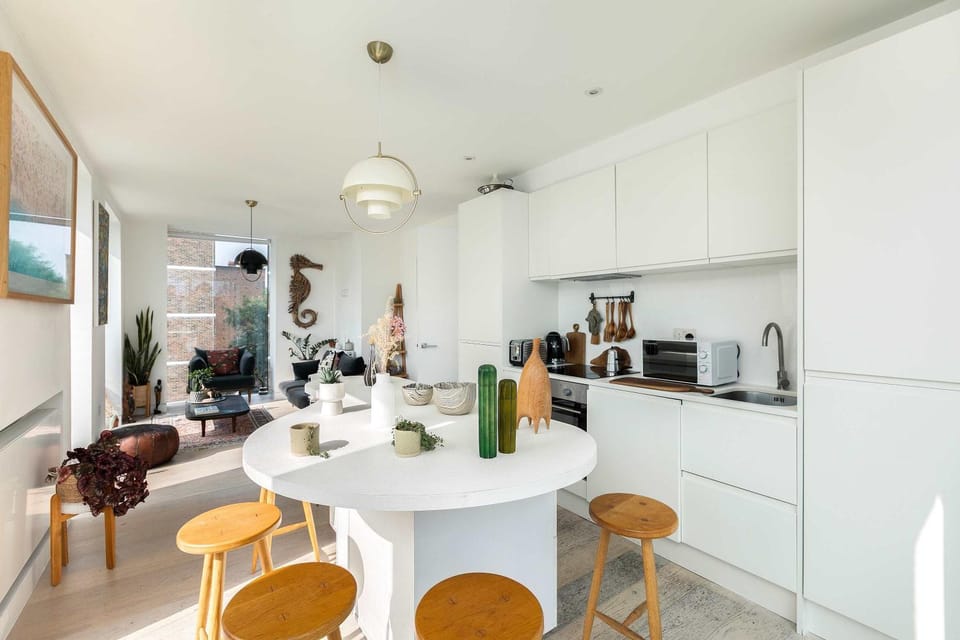 Coffee/tea facilities, Kitchen or kitchenette, Decorative detail, Dining area, internet, microwave, oven, stove