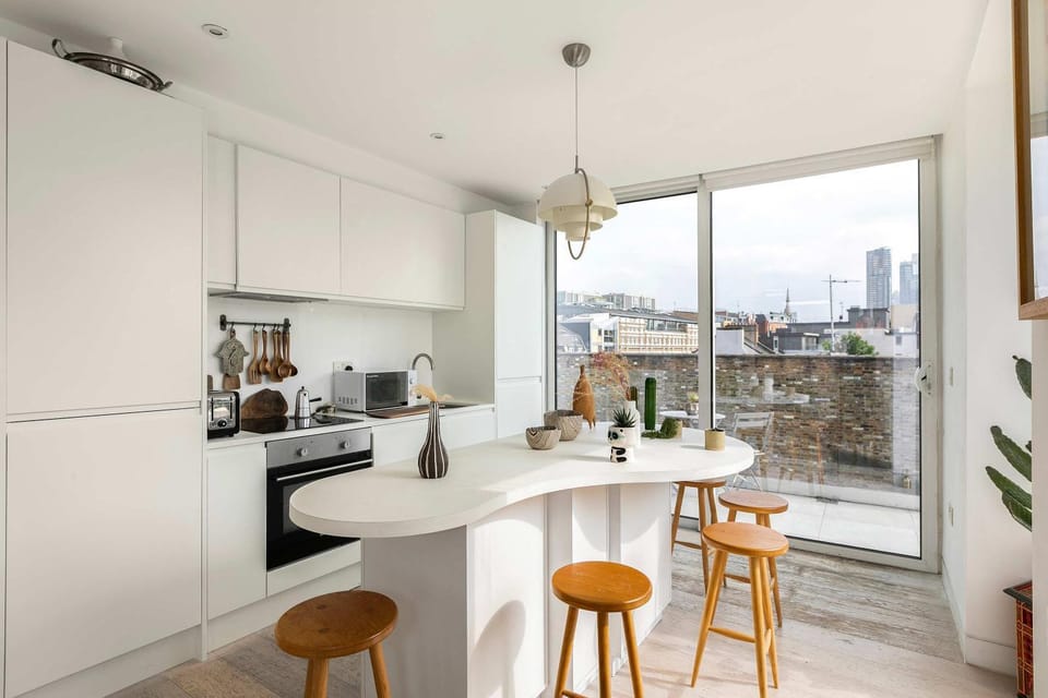 Coffee/tea facilities, Kitchen or kitchenette, Decorative detail, Seating area, Dining area, microwave, oven, stove