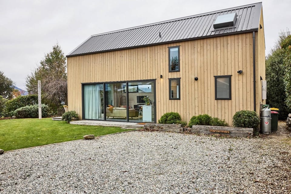 Central Two Bedroom Two Bathroom House House in Wanaka