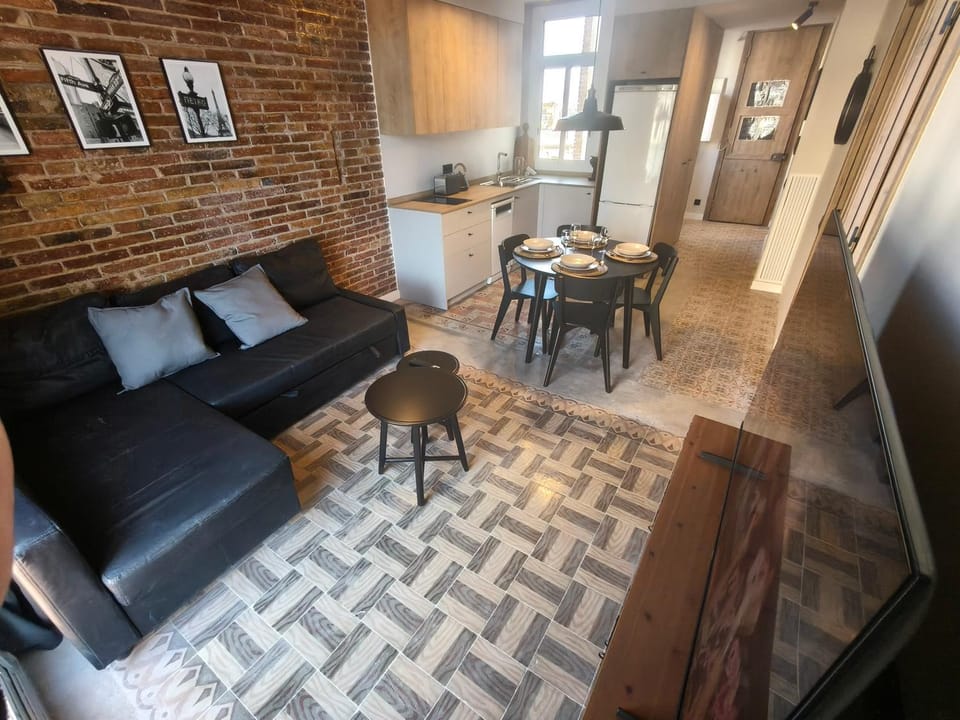 Kitchen or kitchenette, Living room, Seating area, Dining area