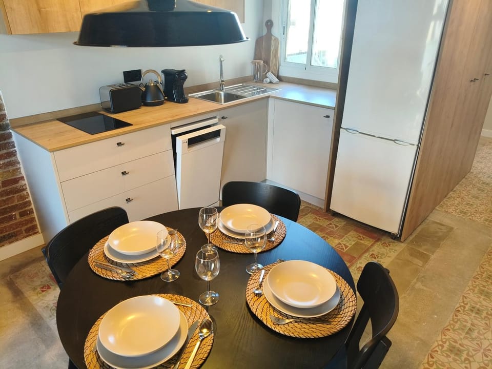 Kitchen or kitchenette, Dining area, dishwasher, stove, toaster