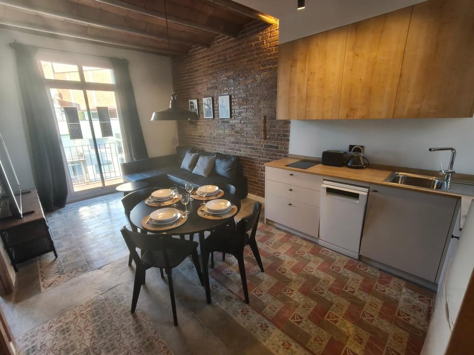 Kitchen or kitchenette, Dining area, stove