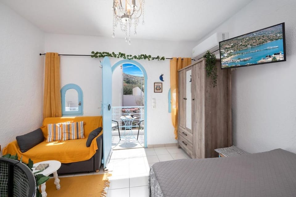 TV and multimedia, Photo of the whole room, Seating area, Bedroom