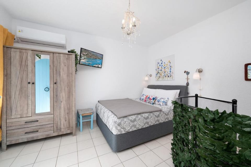 Bedroom, air conditioner