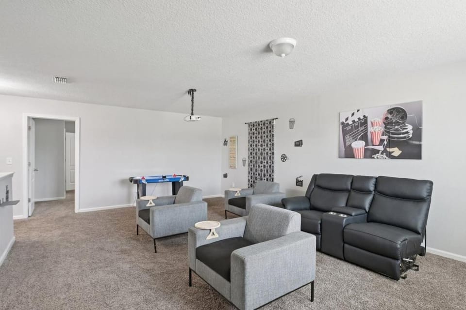 Lakefront Luxury Retreat 5BR House in Jacksonville