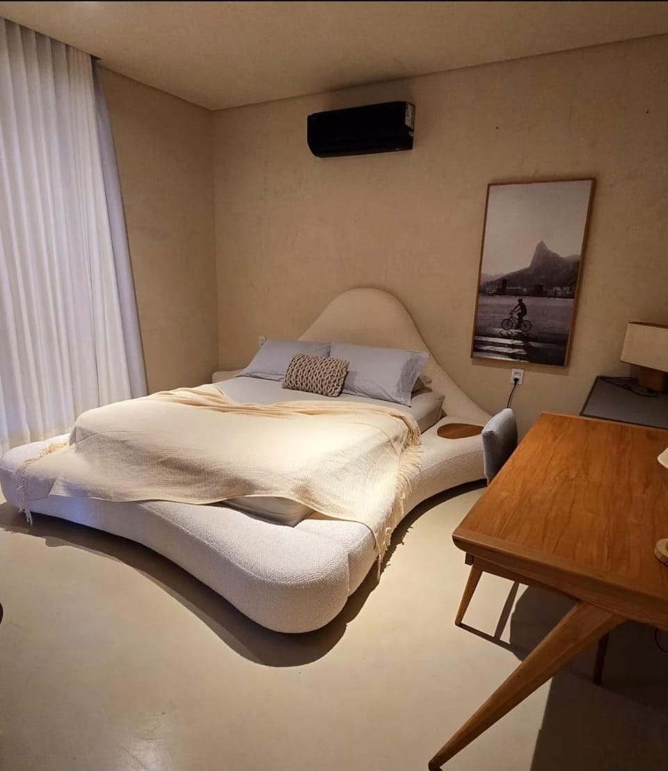 Bed, Photo of the whole room, Seating area, Bedroom