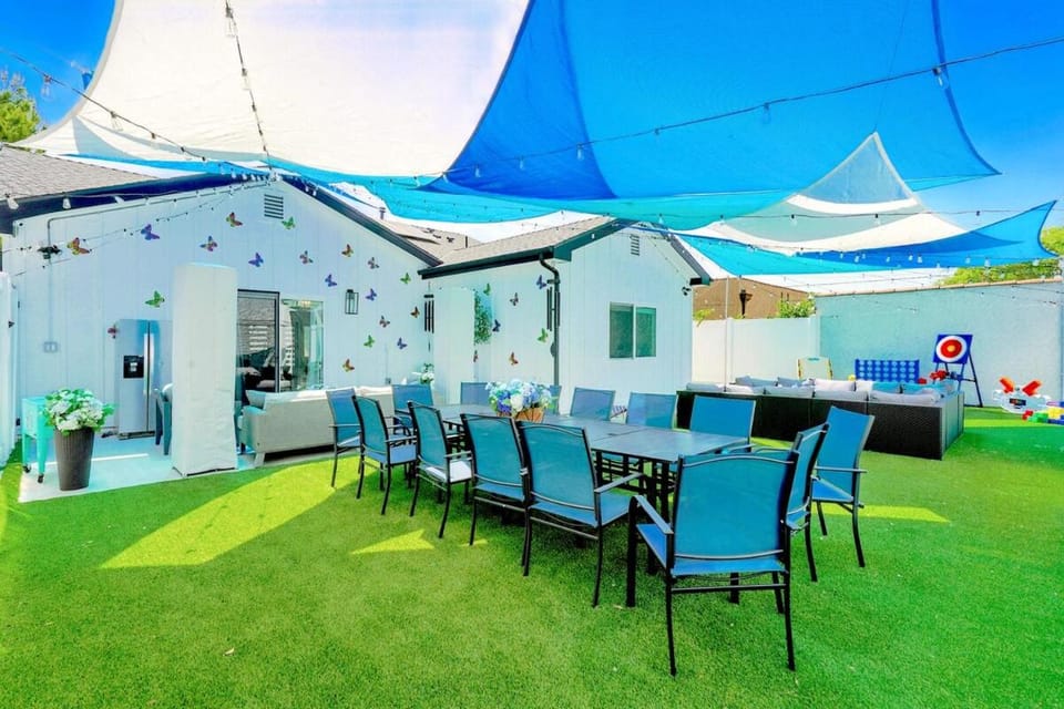 G - Luxe NoHo Oasis 15m to Universal - FIFA World Cup SoFi - Large Backyard - Games - Parking Apartment in North Hollywood