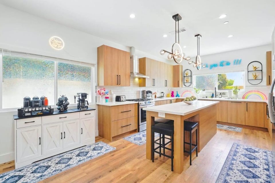 G - Luxe NoHo Oasis 15m to Universal - FIFA World Cup SoFi - Large Backyard - Games - Parking Apartment in North Hollywood