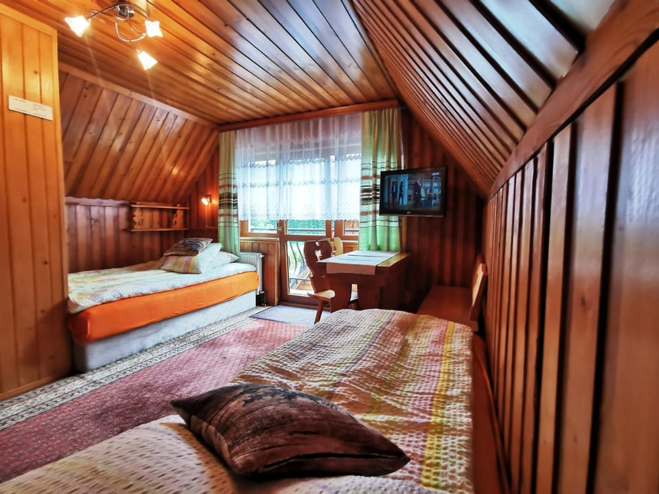 TV and multimedia, Seating area, Bedroom