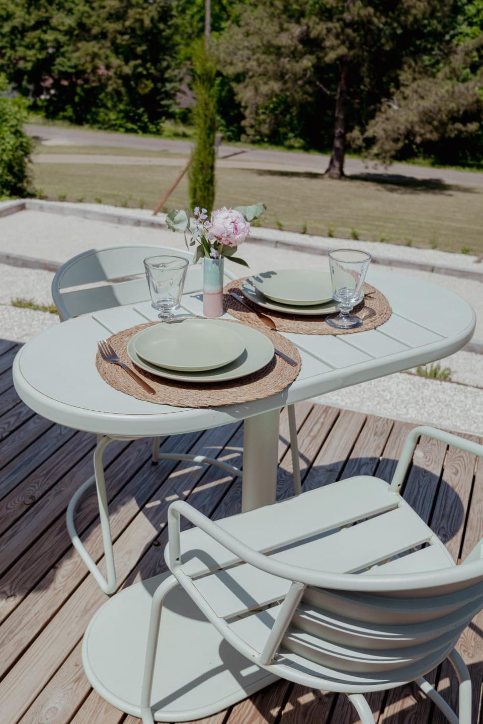 Patio, Day, Dining area