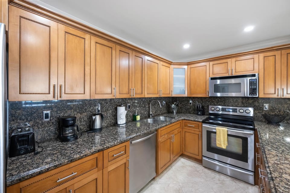 Coffee/tea facilities, Kitchen or kitchenette, oven, stove, toaster
