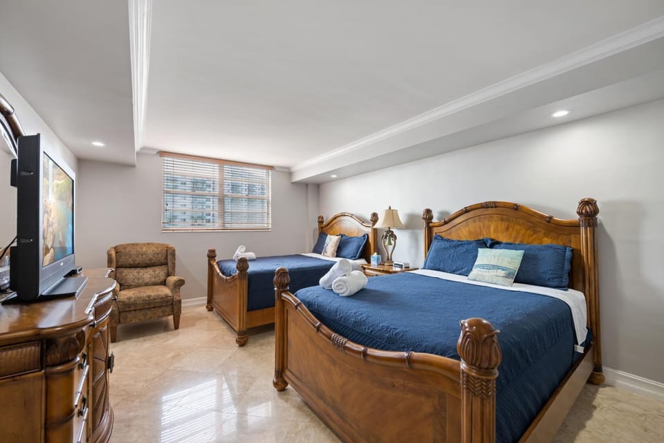 Bed, TV and multimedia, Photo of the whole room, Seating area, Bedroom
