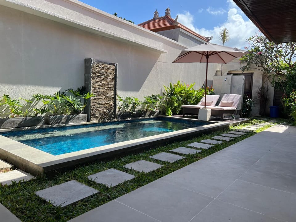 Property building, Patio, Day, Pool view, Swimming pool, sunbed
