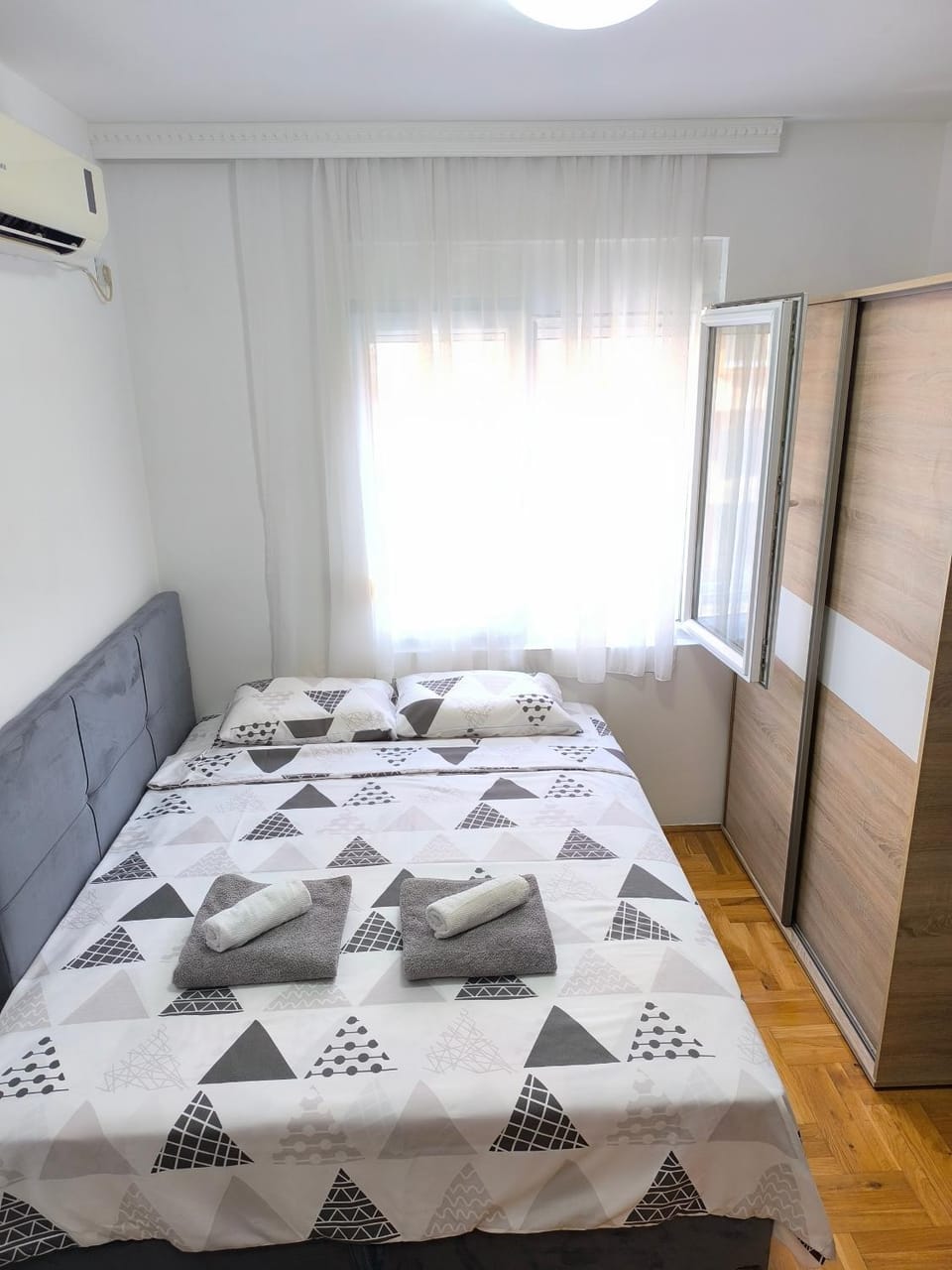 Bed, Photo of the whole room, towels, wardrobe, air conditioner