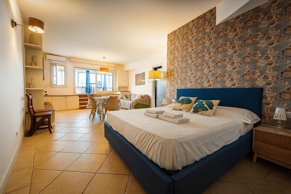 Bed, Living room, Photo of the whole room, Seating area, Dining area, Bedroom, towels