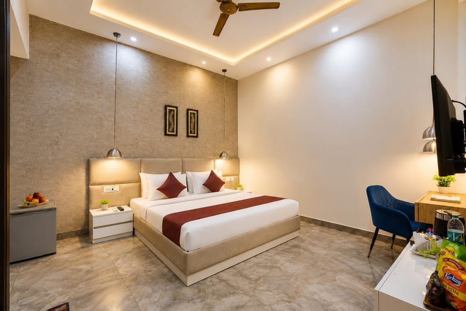 Bed, TV and multimedia, Photo of the whole room, Bedroom, fireplace