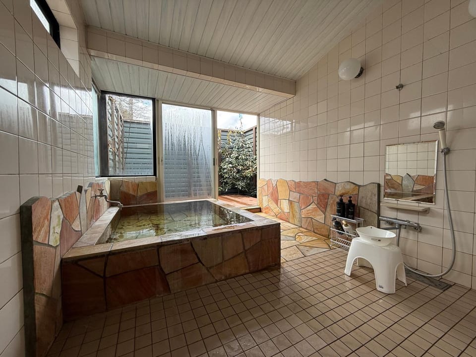 Hot Spring Bath, Hot Tub, Internal: Not applicable to any particular room