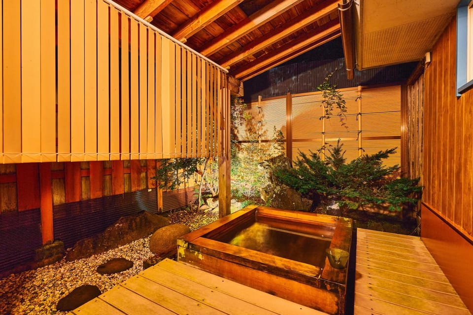 Hot Spring Bath, Hot Tub, Internal: Not applicable to any particular room