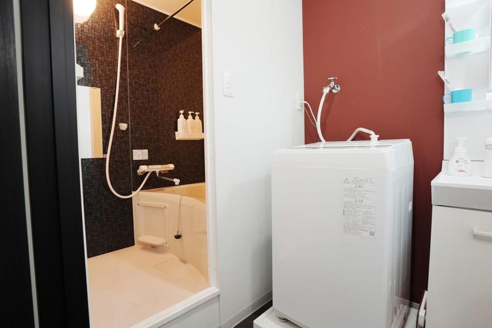 Newly opened, 201,3 min walk to Hanazonocho subway station, large flat! 3 min drive to Namba! Apartment in Osaka