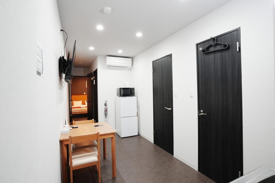 Newly opened, 201,3 min walk to Hanazonocho subway station, large flat! 3 min drive to Namba! Apartment in Osaka