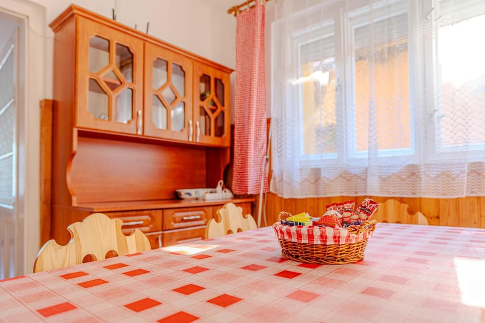 Restaurant/places to eat, Food and drinks, Food