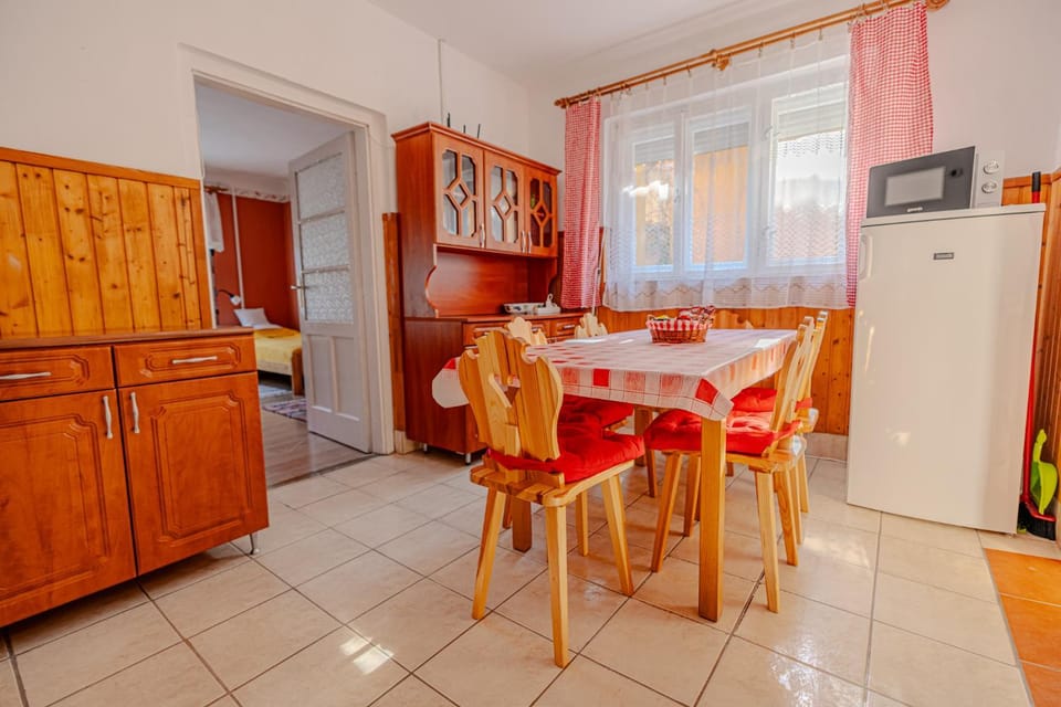 Restaurant/places to eat, Dining area, pet friendly