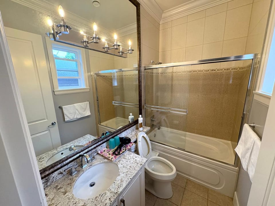 Shower, Toilet, Bathroom, towels