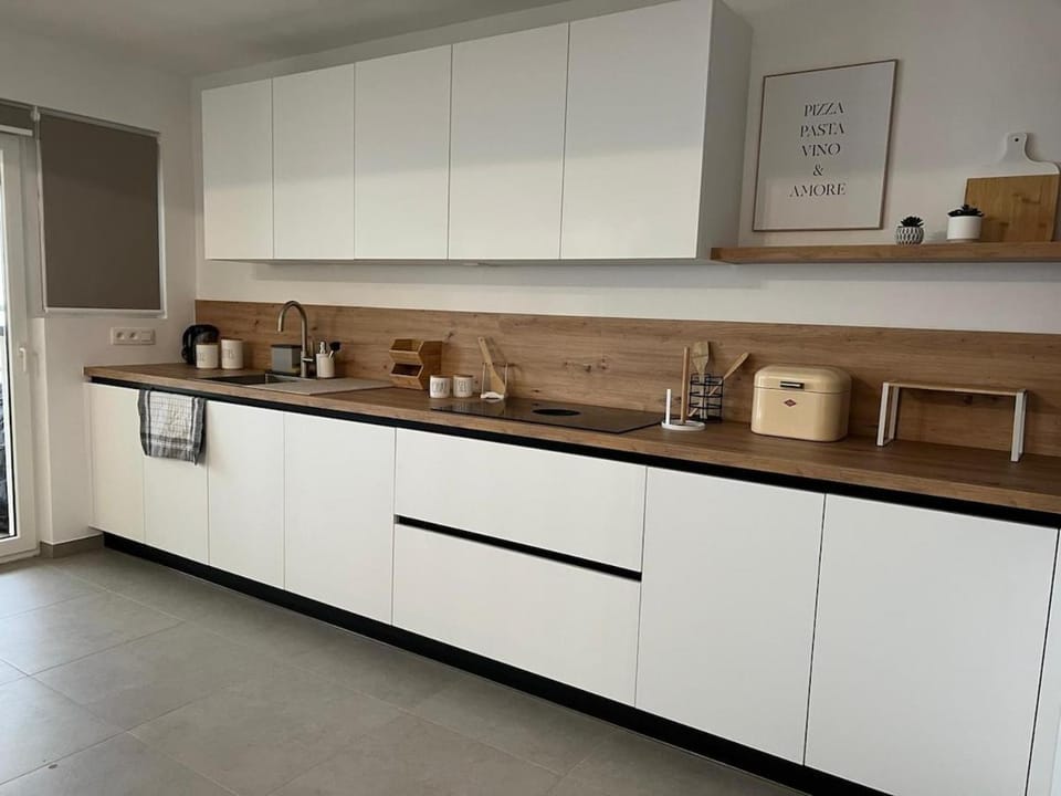 Coffee/tea facilities, Kitchen or kitchenette, stove