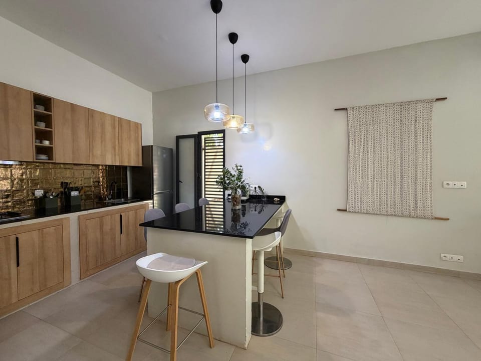 Coffee/tea facilities, Kitchen or kitchenette, Dining area, stove