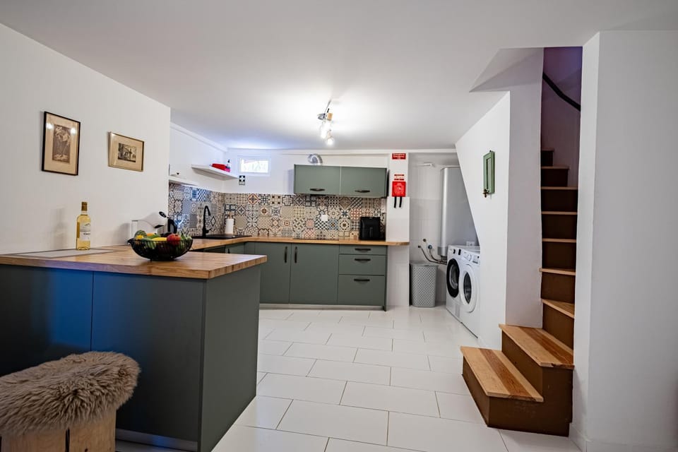Coffee/tea facilities, Kitchen or kitchenette, dishwasher, stove