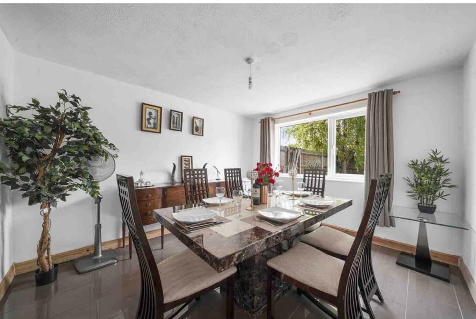 Decorative detail, Seating area, Dining area