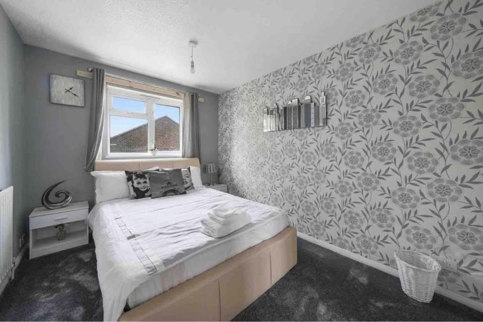Bed, Bedroom, towels