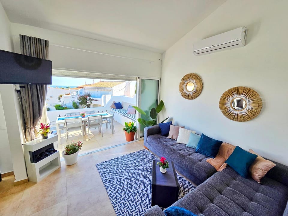 TV and multimedia, Living room, Seating area, Dining area, air conditioner