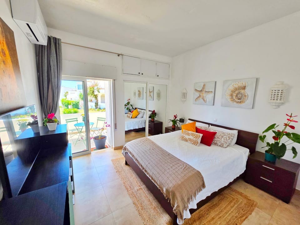 Patio, Bed, TV and multimedia, Balcony/Terrace, Photo of the whole room, Bedroom, wardrobe, air conditioner