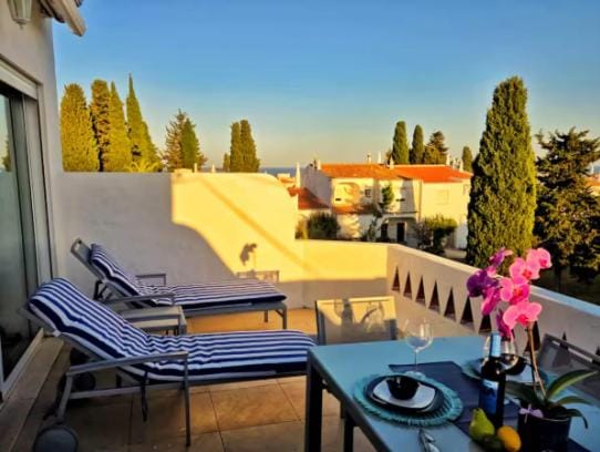 View (from property/room), Balcony/Terrace, Seating area, sunbed