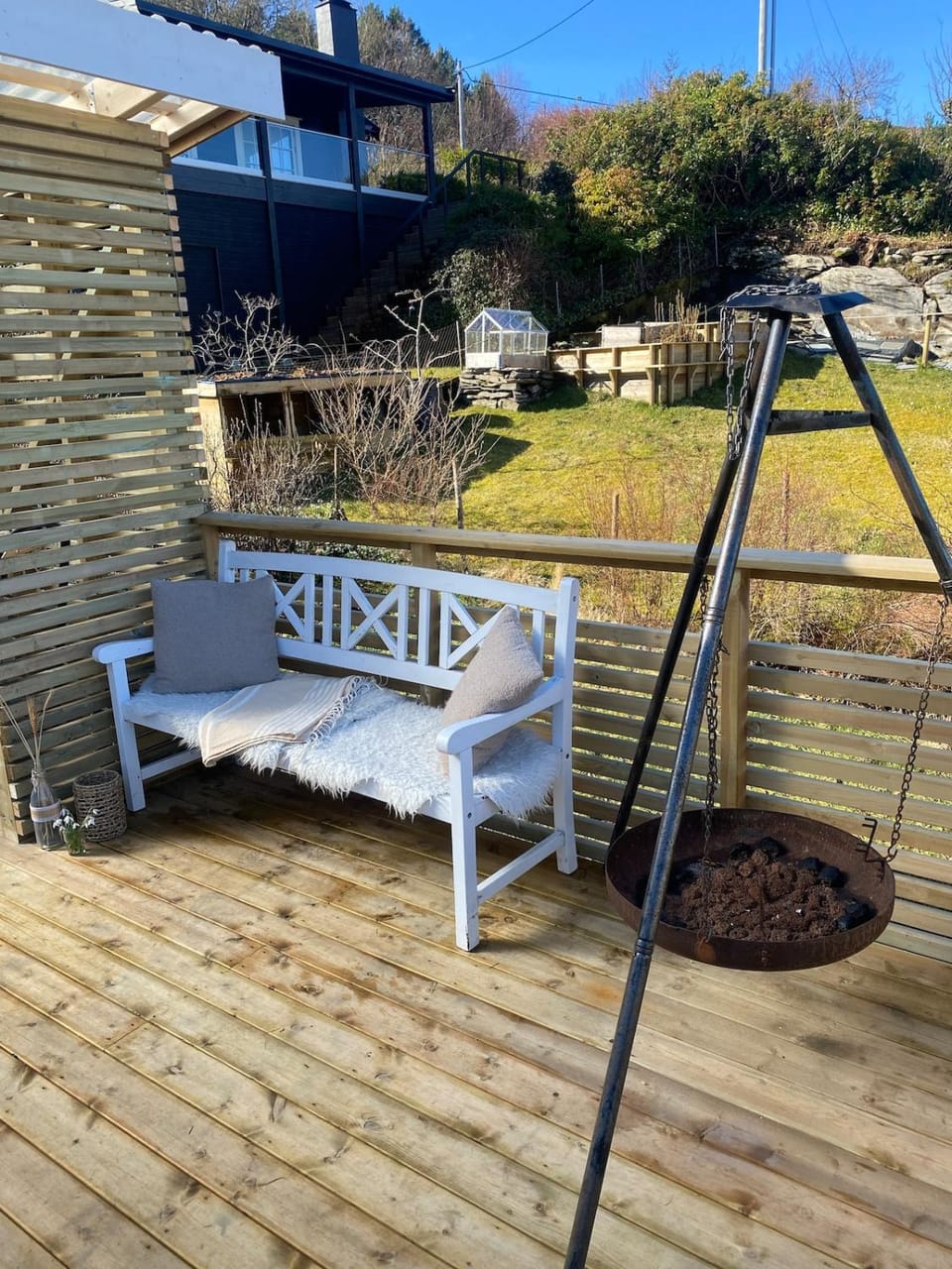 Property building, Spring, Day, Garden, Balcony/Terrace
