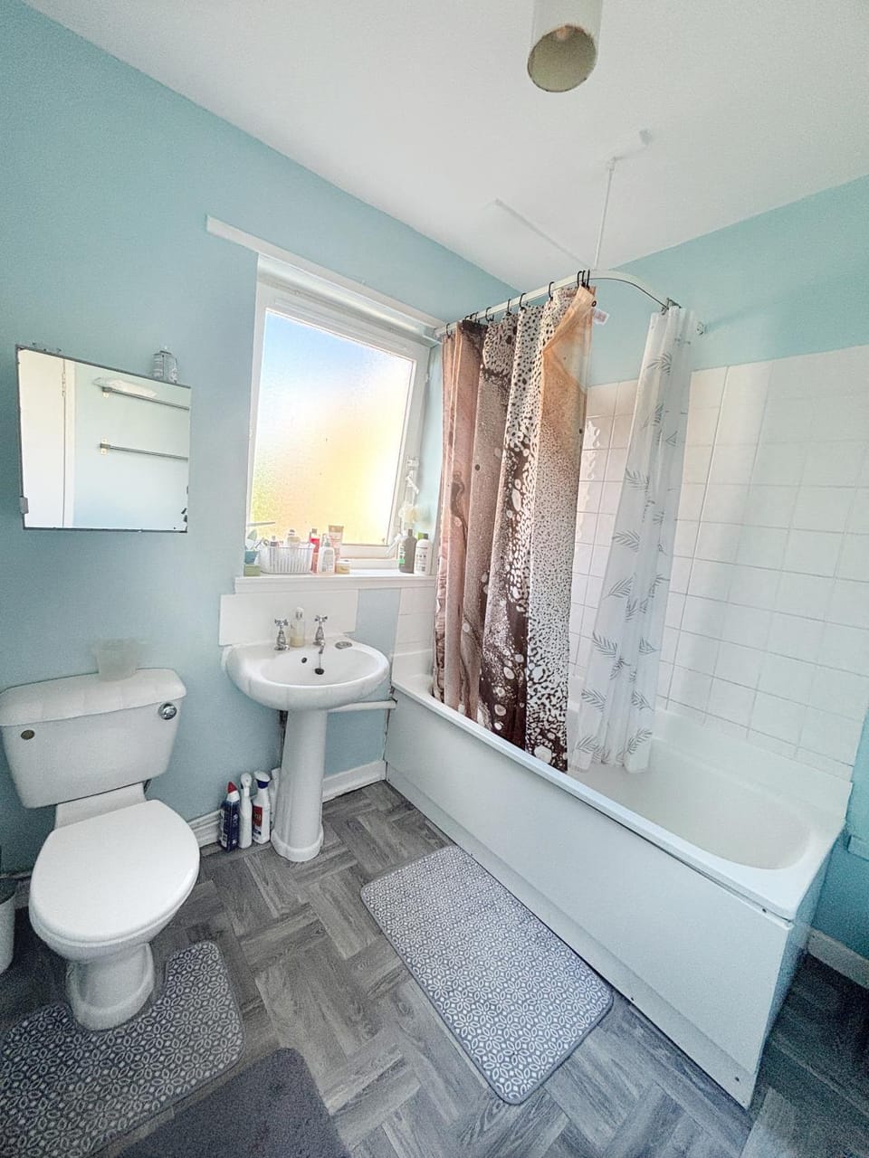 Spacious room close to tram Capsule hotel in Edinburgh