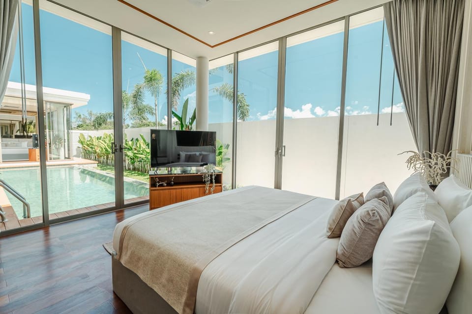 Bed, TV and multimedia, View (from property/room), Balcony/Terrace, Photo of the whole room, Bedroom, Pool view, Swimming pool
