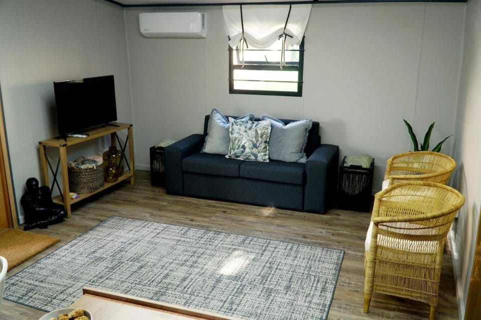 Communal lounge/ TV room, Bed, TV and multimedia, Living room, Seating area, air conditioner