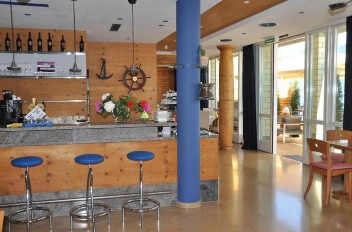 Restaurant/places to eat, Lounge or bar