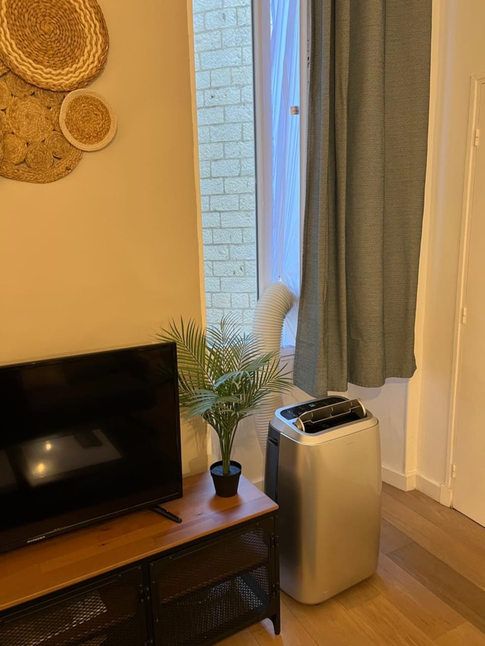 TV and multimedia, air conditioner