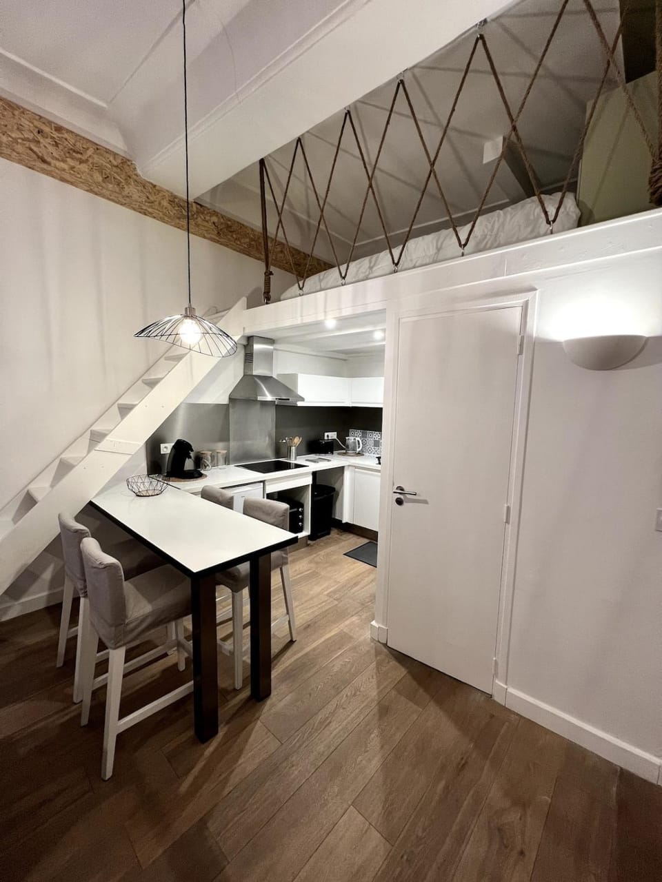 Kitchen or kitchenette, Dining area, stove