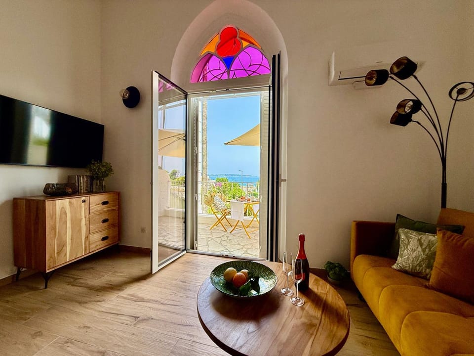 Patio, Natural landscape, TV and multimedia, Balcony/Terrace, Balcony/Terrace, Living room, Food and drinks, Seating area, Dining area, Food, Garden view, Garden view, Sea view, Quiet street view