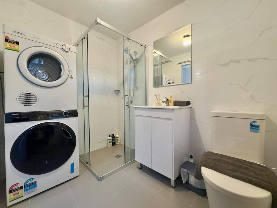 Spacious 5 bedroom house close to Sydney CBD House in Sydney