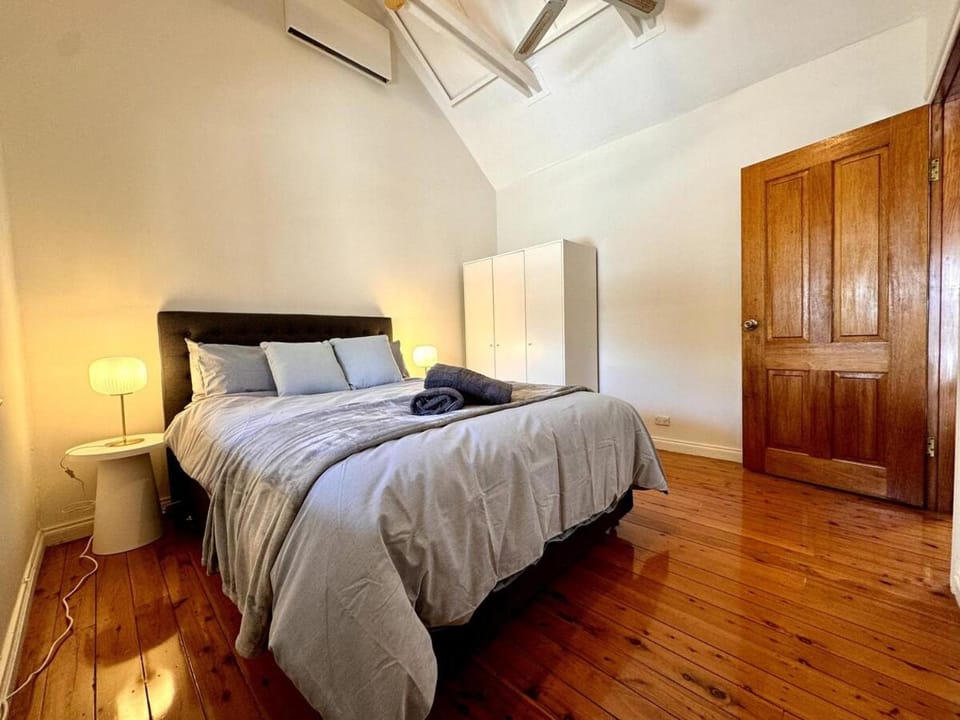 Spacious 5 bedroom house close to Sydney CBD House in Sydney
